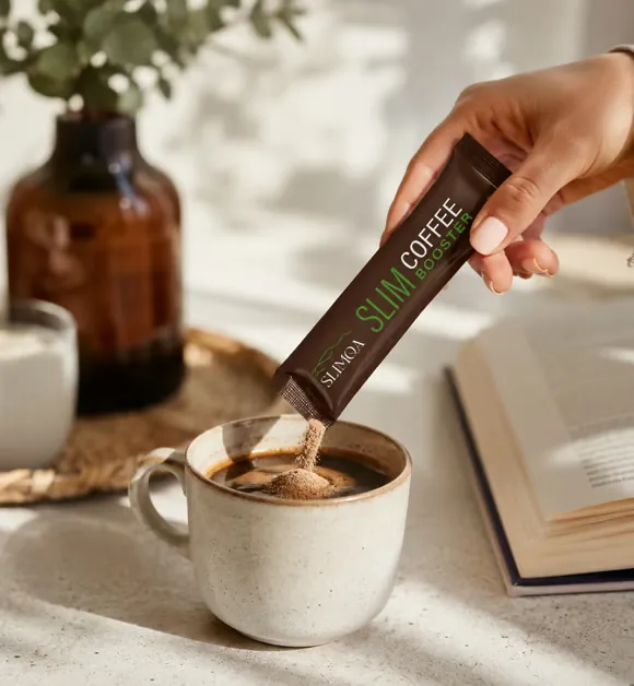 Main versant la poudre d'un stick SlimQA dans une tasse de café